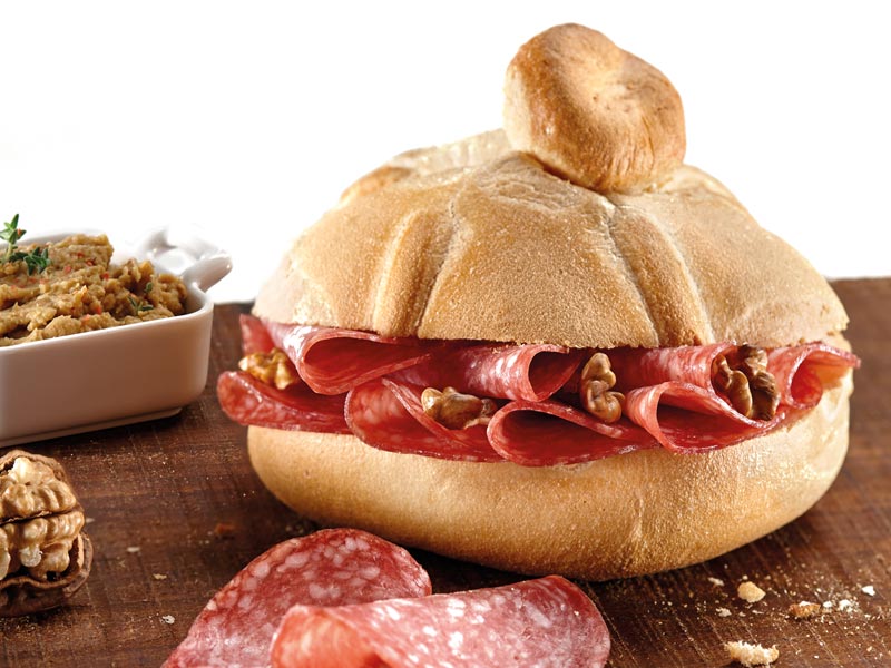 Michetta con Salame Milano, Noci e Purea Lenticchie